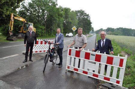 Bild zeigt die Beteiligten bei der Eröffnung des neuen Radweges